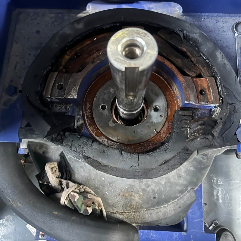 Фотографии ежедневного технического обслуживания водяных насосов.